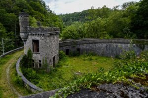 Een Opmerkelijk Gebouw in Houyet, in de Belgische Ardennen